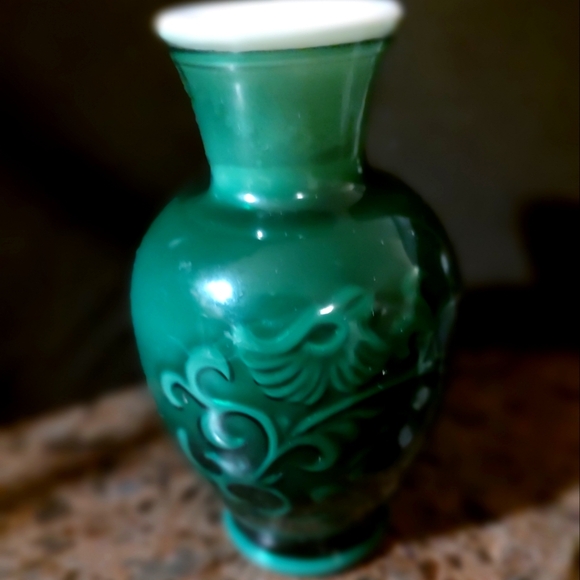 🌿💚🌿 Delightful Vintage 80's Avon Petite Forest Green Faux Jade Fragrance Vase - Picture 9 of 15